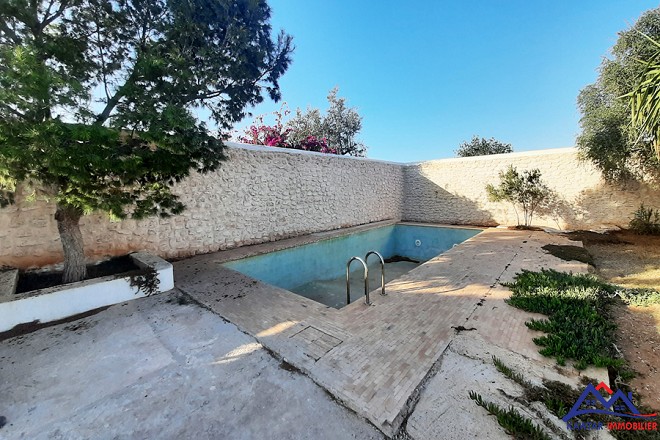 Villa en pierre avec piscine 16