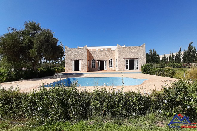 Jolie villa avec piscine 8