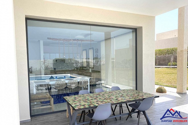 **Découvrez cette superbe villa nichée au cœur d'une résidence privée et sécurisée, offrant un cadre de vie exceptionnel et une vue imprenable sur la mer et les îles d'Essaouira.** 1