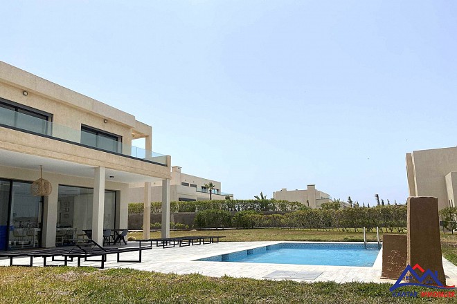 **Découvrez cette superbe villa nichée au cœur d'une résidence privée et sécurisée, offrant un cadre de vie exceptionnel et une vue imprenable sur la mer et les îles d'Essaouira.** 3