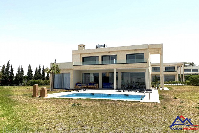 **Découvrez cette superbe villa nichée au cœur d'une résidence privée et sécurisée, offrant un cadre de vie exceptionnel et une vue imprenable sur la mer et les îles d'Essaouira.** 2