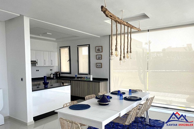 **Découvrez cette superbe villa nichée au cœur d'une résidence privée et sécurisée, offrant un cadre de vie exceptionnel et une vue imprenable sur la mer et les îles d'Essaouira.** 4