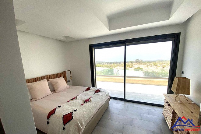 **Découvrez cette superbe villa nichée au cœur d'une résidence privée et sécurisée, offrant un cadre de vie exceptionnel et une vue imprenable sur la mer et les îles d'Essaouira.** 5