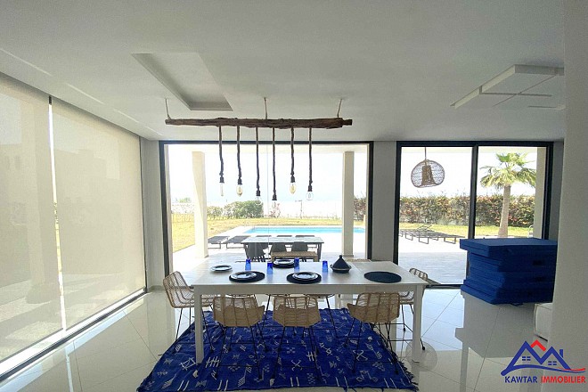 **Découvrez cette superbe villa nichée au cœur d'une résidence privée et sécurisée, offrant un cadre de vie exceptionnel et une vue imprenable sur la mer et les îles d'Essaouira.** 9