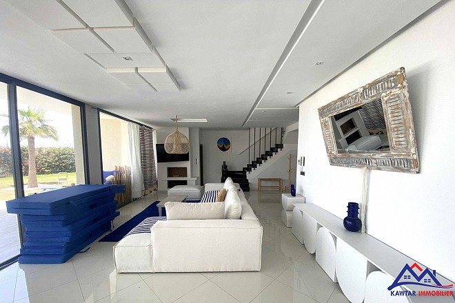 **Découvrez cette superbe villa nichée au cœur d'une résidence privée et sécurisée, offrant un cadre de vie exceptionnel et une vue imprenable sur la mer et les îles d'Essaouira.** 8