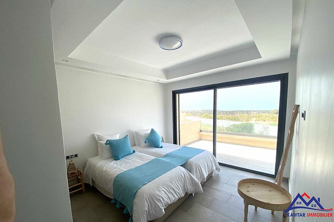 **Découvrez cette superbe villa nichée au cœur d'une résidence privée et sécurisée, offrant un cadre de vie exceptionnel et une vue imprenable sur la mer et les îles d'Essaouira.** 10