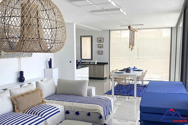 **Découvrez cette superbe villa nichée au cœur d'une résidence privée et sécurisée, offrant un cadre de vie exceptionnel et une vue imprenable sur la mer et les îles d'Essaouira.** 11