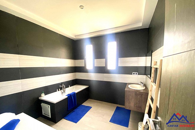 **Découvrez cette superbe villa nichée au cœur d'une résidence privée et sécurisée, offrant un cadre de vie exceptionnel et une vue imprenable sur la mer et les îles d'Essaouira.** 12