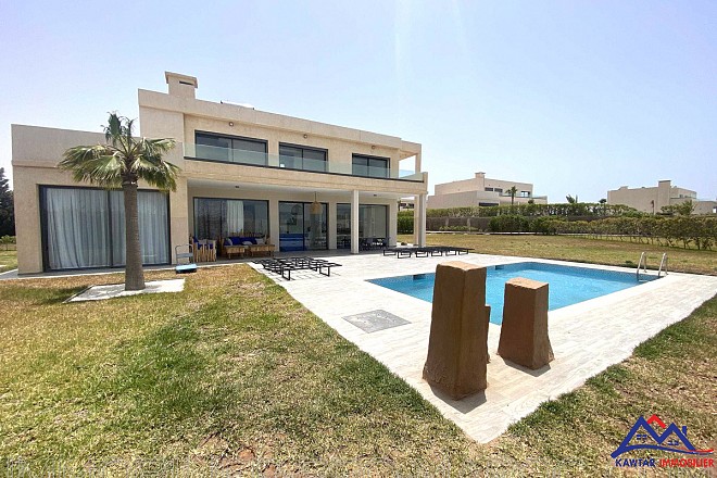 **Découvrez cette superbe villa nichée au cœur d'une résidence privée et sécurisée, offrant un cadre de vie exceptionnel et une vue imprenable sur la mer et les îles d'Essaouira.** 14