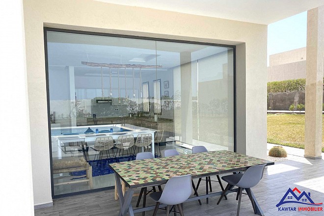 **Découvrez cette superbe villa nichée au cœur d'une résidence privée et sécurisée, offrant un cadre de vie exceptionnel et une vue imprenable sur la mer et les îles d'Essaouira.** 15
