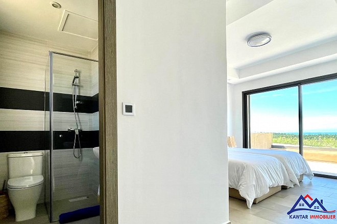 **Découvrez cette superbe villa nichée au cœur d'une résidence privée et sécurisée, offrant un cadre de vie exceptionnel et une vue imprenable sur la mer et les îles d'Essaouira.** 17