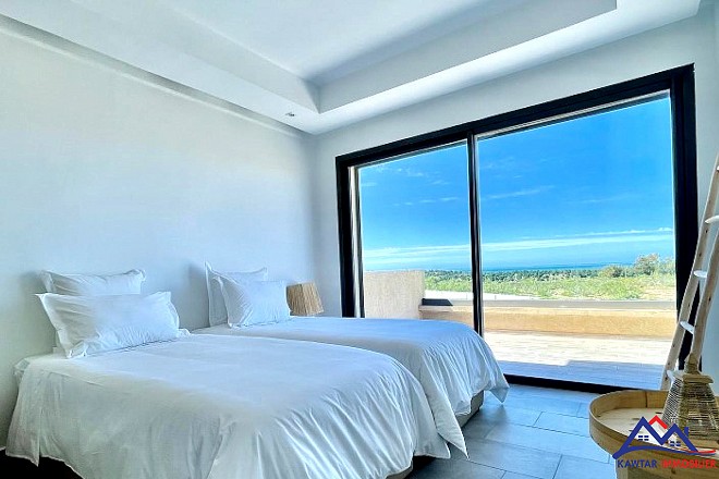 **Découvrez cette superbe villa nichée au cœur d'une résidence privée et sécurisée, offrant un cadre de vie exceptionnel et une vue imprenable sur la mer et les îles d'Essaouira.** 16