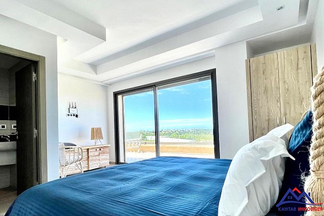 **Découvrez cette superbe villa nichée au cœur d'une résidence privée et sécurisée, offrant un cadre de vie exceptionnel et une vue imprenable sur la mer et les îles d'Essaouira.** 18