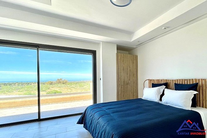 **Découvrez cette superbe villa nichée au cœur d'une résidence privée et sécurisée, offrant un cadre de vie exceptionnel et une vue imprenable sur la mer et les îles d'Essaouira.** 19