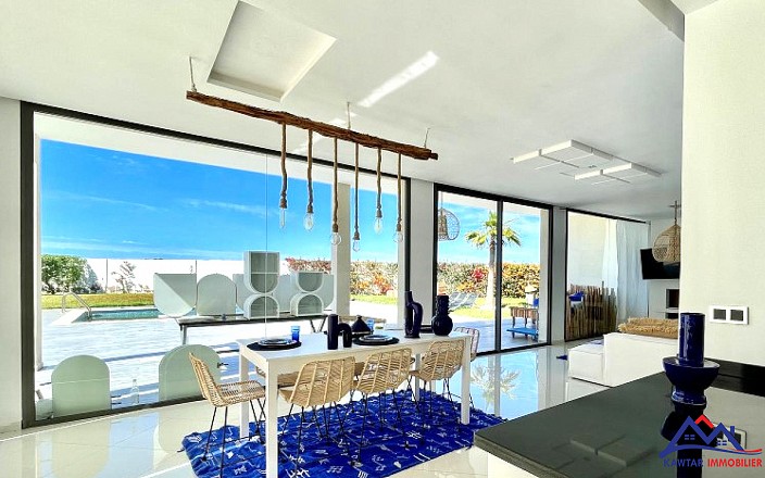 **Découvrez cette superbe villa nichée au cœur d'une résidence privée et sécurisée, offrant un cadre de vie exceptionnel et une vue imprenable sur la mer et les îles d'Essaouira.** 22