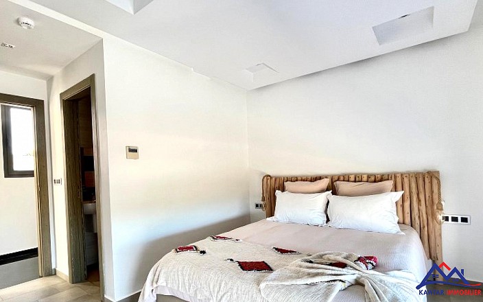 **Découvrez cette superbe villa nichée au cœur d'une résidence privée et sécurisée, offrant un cadre de vie exceptionnel et une vue imprenable sur la mer et les îles d'Essaouira.** 23