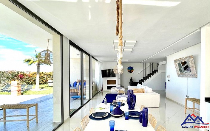 **Découvrez cette superbe villa nichée au cœur d'une résidence privée et sécurisée, offrant un cadre de vie exceptionnel et une vue imprenable sur la mer et les îles d'Essaouira.** 21