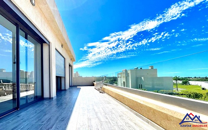 **Découvrez cette superbe villa nichée au cœur d'une résidence privée et sécurisée, offrant un cadre de vie exceptionnel et une vue imprenable sur la mer et les îles d'Essaouira.** 24