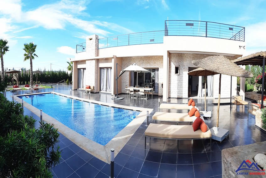 Villa de moderne trois chambres et piscine