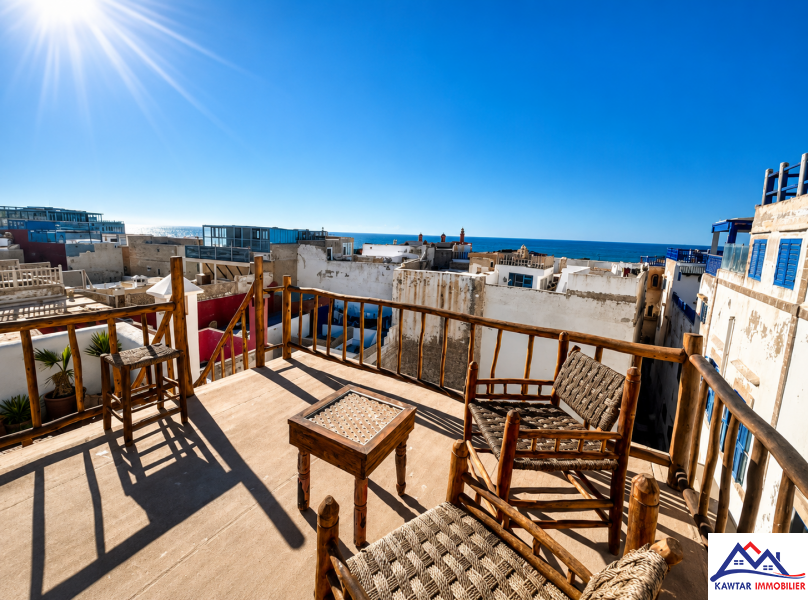 RARE OPPORTUNITÉ AU CŒUR DE LA MÉDINA D’ESSAOUIRA – RIAD DE CHARME AVEC VUE PANORAMIQUE ET FORT POTENTIEL