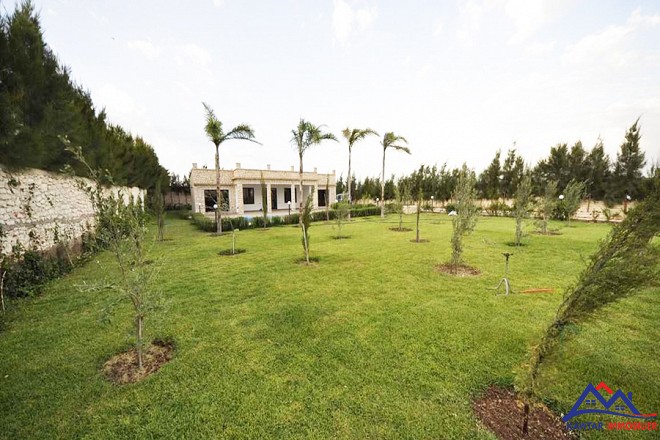 Villa avec piscine et jardin 17