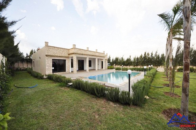 Villa avec piscine et jardin 1