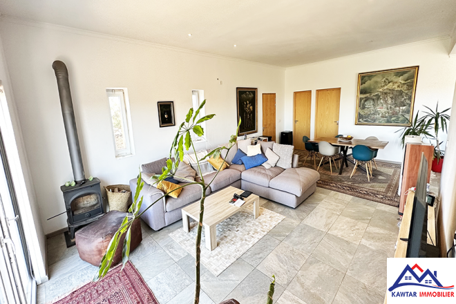 Résidence de charme en pleine campagne, dotée de trois chambres, d'une piscine, et offrant une vue imprenable. 2