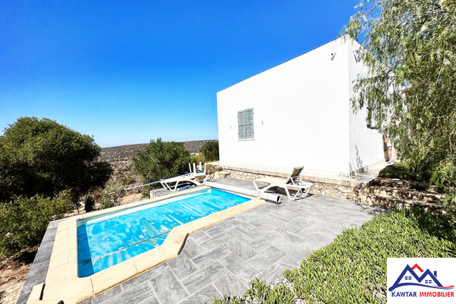 Résidence de charme en pleine campagne, dotée de trois chambres, d'une piscine, et offrant une vue imprenable. 22