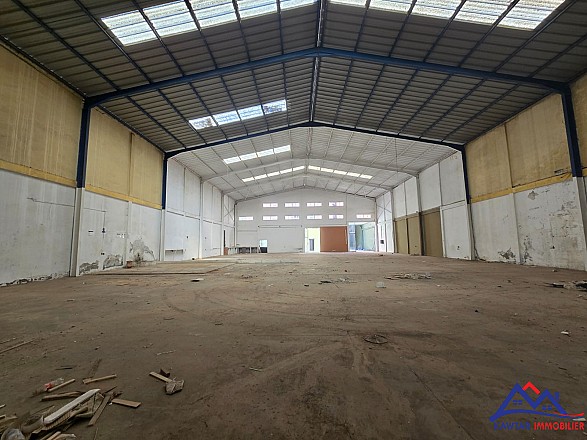 ENTREPÔT COMMERCIAL TITRÉ – À VENDRE  3