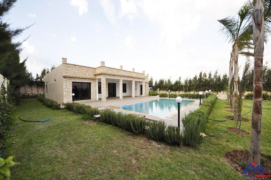 Villa avec piscine et jardin
